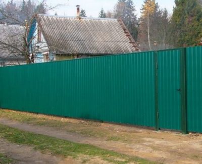 Забор из металлопрофиля стандартных высот 1,7 и 2,0 м