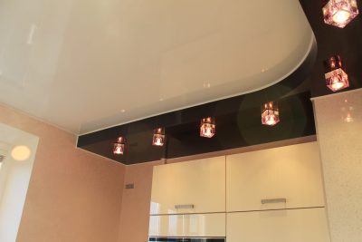 Установка натяжных потолков на кухне