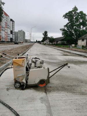 Нарезка деформационных швов в бетонных покрытиях, проездах и площадках.