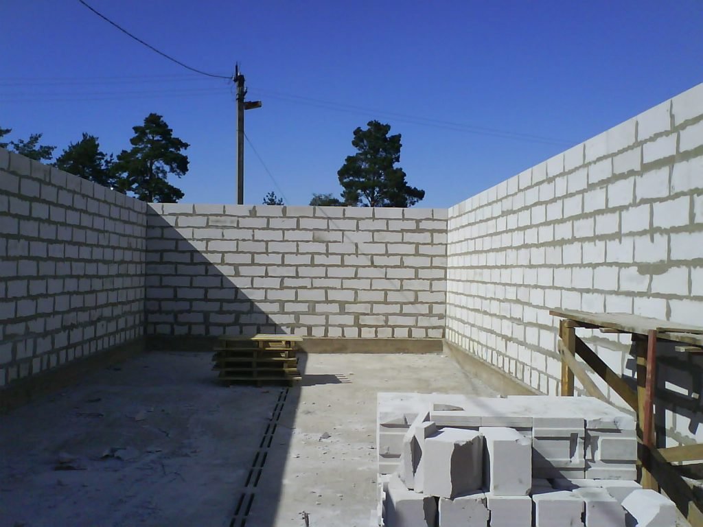 Возведение стен из блоков и кирпичей